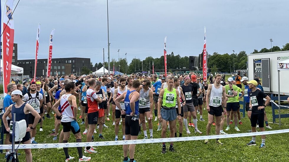 Et fyldig maratonfelt var klart til start i fjor. I år blir det trolig enda større. (Foto: Annik Bjørndal)