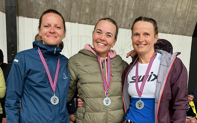 Ida Slorafoss (midten) vant og satte løyperekord i Ringerike 6-timers. På de neste plassene i kvinneklassen fulgte Monta Reriha (til venstre) og Marianne Årdalen (til høyre). (Foto: Hilde Johansen)