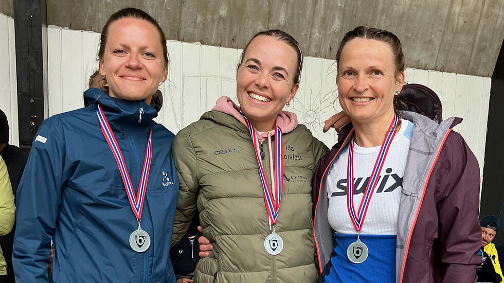 Ida Slorafoss (midten) vant og satte løyperekord i Ringerike 6-timers. På de neste plassene i kvinneklassen fulgte Monta Reriha (til venstre) og Marianne Årdalen (til høyre). (Foto: Hilde Johansen)