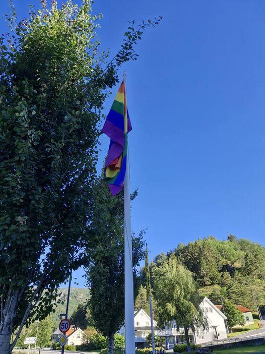 PRIDE flagg i Austrud