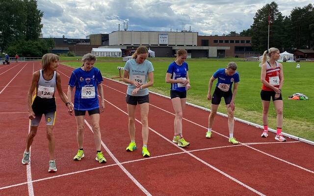 Seks damer i seks forskjellige klasser klare til start på 5000 m. Rekordsetter i K70-74 år, Ragnhild Guri Korneliussen, nummer to fra venstre. (Foto: Merethe Bekkavik)