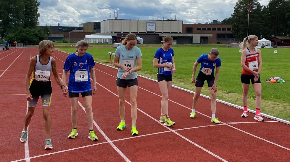Seks damer i seks forskjellige klasser klare til start på 5000 m. Rekordsetter i K70-74 år, Ragnhild Guri Korneliussen, nummer to fra venstre. (Foto: Merethe Bekkavik)