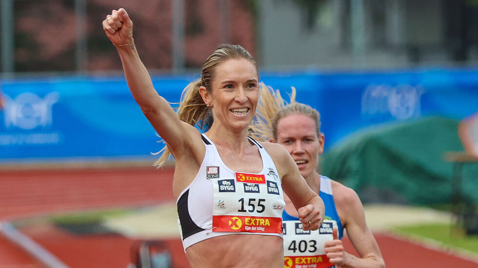 Karoline Bjerkeli Grøvdal kan feire etter et solid løp på 5000 meter i NM. (Foto: Arne Dag Myking)