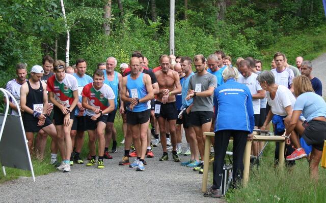 Fra starten på Milslukeren på 12,2 km med den klare vinneren Brage Tokle (9536) som nummer fire fra venstre i bildet. (Foto: Sverre Larsen)