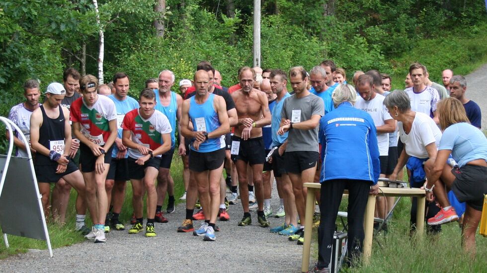 Fra starten på Milslukeren på 12,2 km med den klare vinneren Brage Tokle (9536) som nummer fire fra venstre i bildet. (Foto: Sverre Larsen)