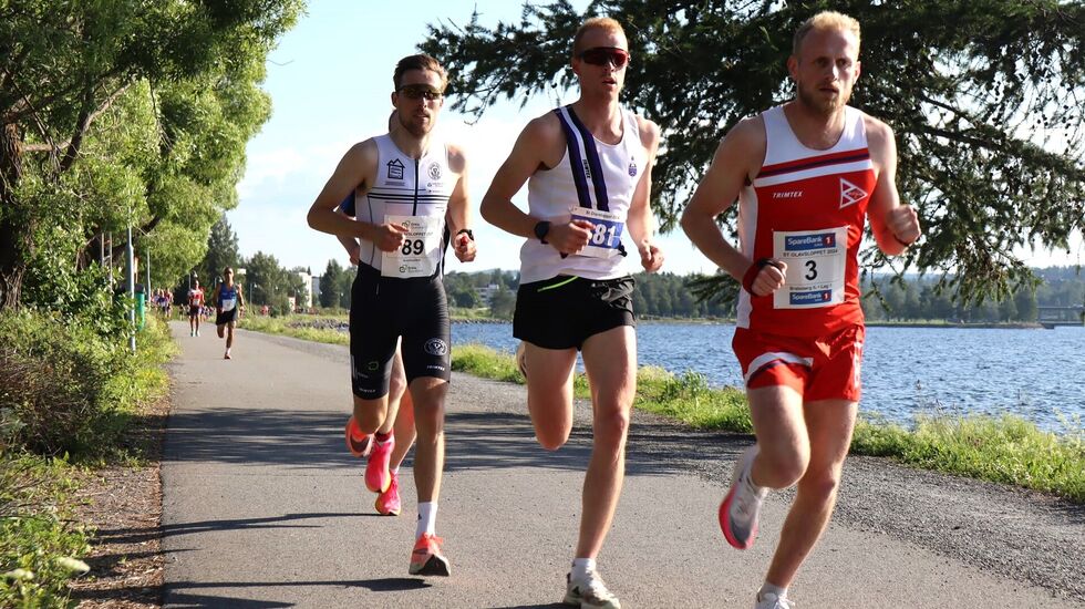Bratsberg IL ved Jonas Udjus Frorud tok ledelsen på første etappe fra Östersund fulgt av Håkan Emilsson for Offerdal SK og Sverre Solligård for Svorkmo/NOI. (Foto: St. Olavsloppet)