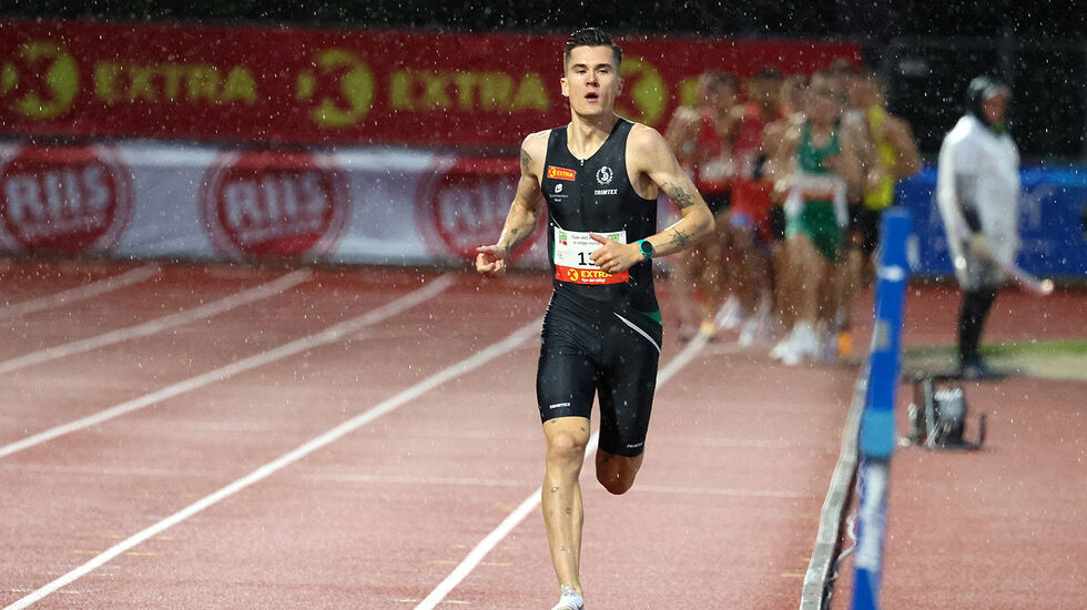 Jakob Ingebrigtsen i ferd med å distansere feltet under finalen på 1500 meter. (Foto: Arne Dag Myking)