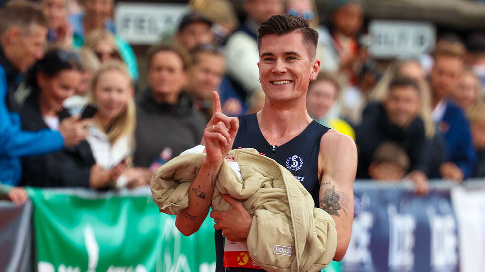 Jakob Ingebrigtsen og den fire dager gamle datteren Filippa kunne feire enda et NM-gull etter dagens 5000 meter. (Foto: Arne Dag Myking)