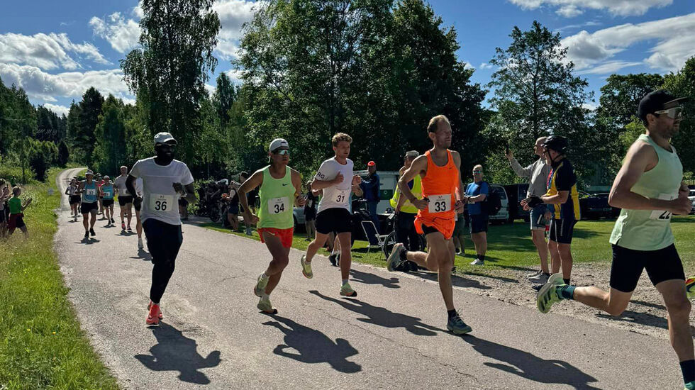 Noen av de raskeste herrene på maraton. Fra venstre: Hamse Looyar (36), Håkon Urdal (34), Sondre Heggedal (31), Ottar Grønvold (33) og vinneren Robert Olsson (22). (Foto: Unionsmarathon)