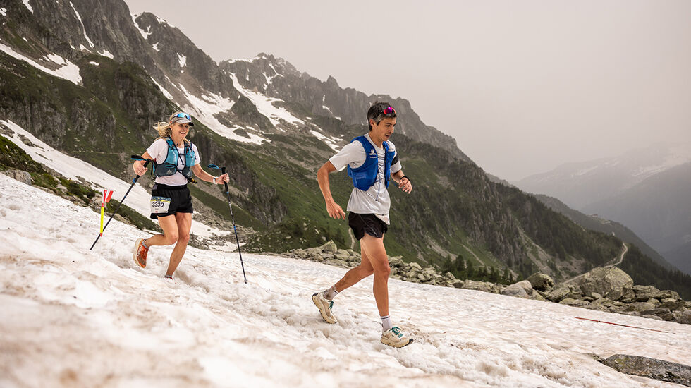 Kjersti Skåtøy forserer en av snøskavlene og skal snart løpe i mål som nummer tre i klasse kvinner 45-49 år. (Foto: David Gonthier)