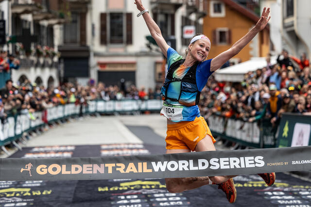 Etter et veldisponert maratonløp bakke opp og bakke ned hadde Judith Wyder krefter til å krysse målstreken på denne måten. (Foto: David Gonthier)