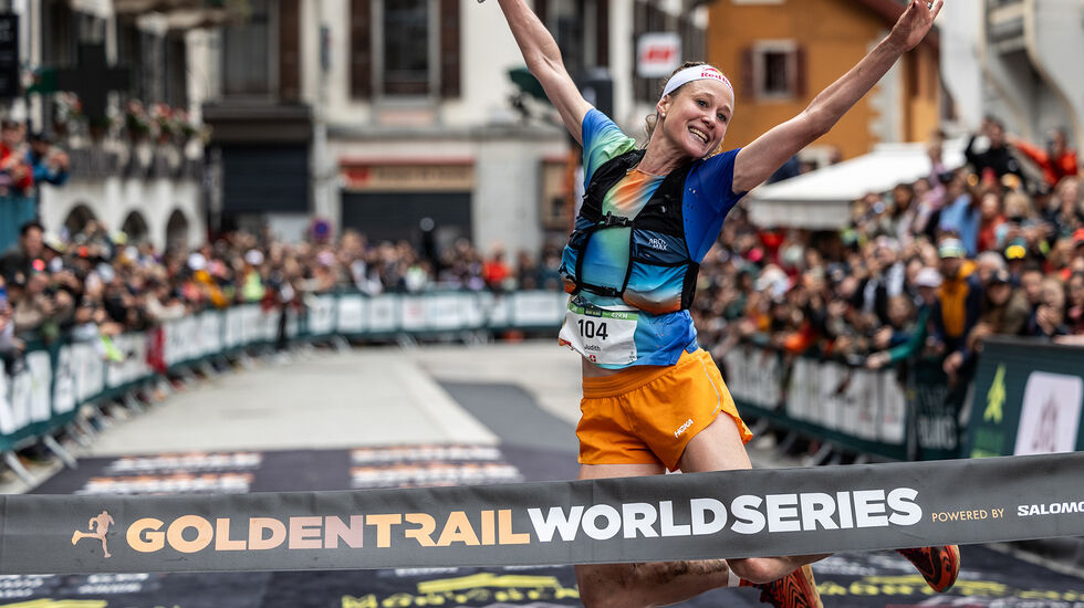Etter et veldisponert maratonløp bakke opp og bakke ned hadde Judith Wyder krefter til å krysse målstreken på denne måten. (Foto: David Gonthier)