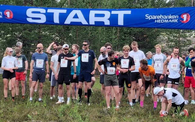 63 løpere gjør seg klar til 10 km i lettløpt terreng. (Foto fra Femundløpets facebookside)