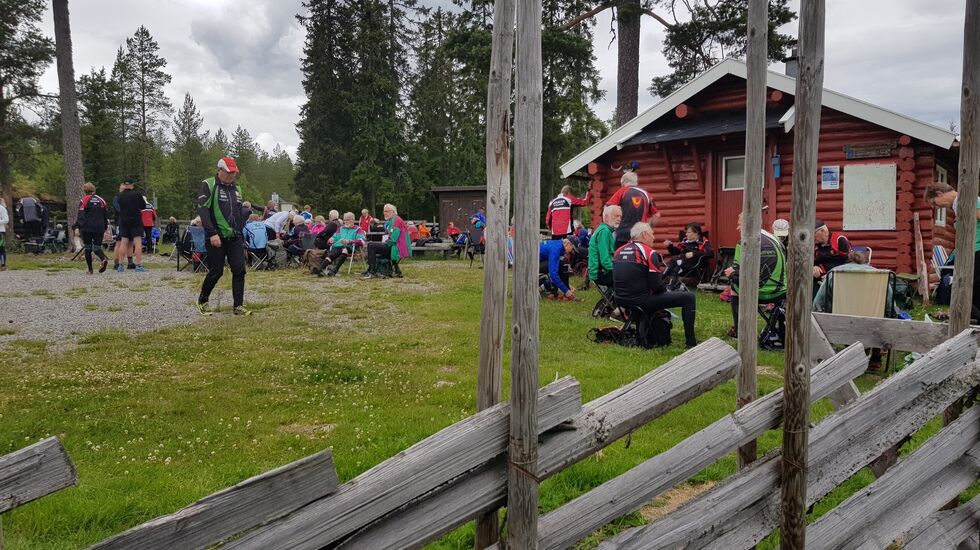 Kveldens trivelig samlingsplass på Vollkoia. (Foto: Stein Arne Negård)