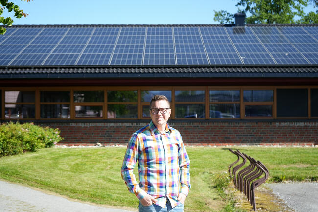 Prosjektleder i Orkland kommune, Eirik Selvnes, her foran helsefløya ved Orkland rådhus. På taket har det nylig blitt montert et solcelleanlegg. Foto: Jonas Olsen Withbro/Orkland kommune