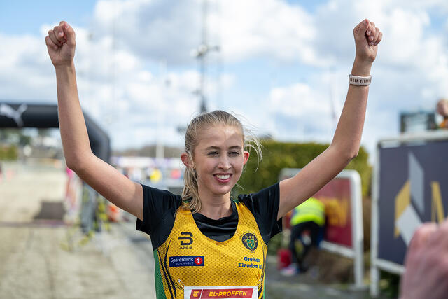 Wilma Anna Bekkemoen Torbiörnsson jubler for seier i UM terrengløp kort løypa i vår. (Foto: Samuel Hafsahl)