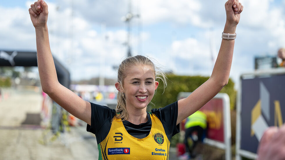 Wilma Anna Bekkemoen Torbiörnsson jubler for seier i UM terrengløp kort løypa i vår. (Foto: Samuel Hafsahl)