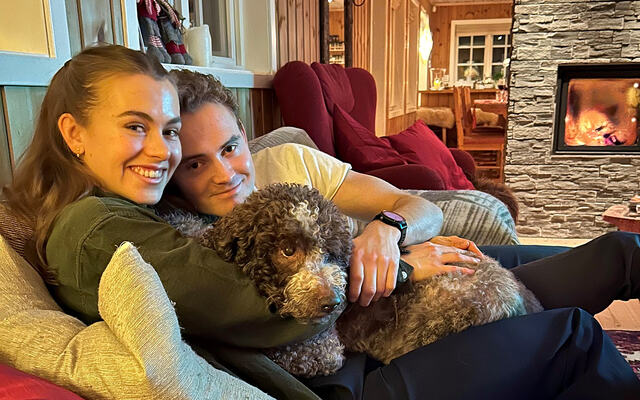 I sofaen: Selma og Petter restituerer på hytta med hunden Solo. (Foto: privat)