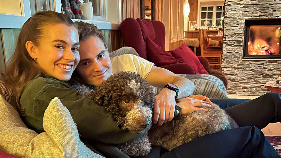 I sofaen: Selma og Petter restituerer på hytta med hunden Solo. (Foto: privat)