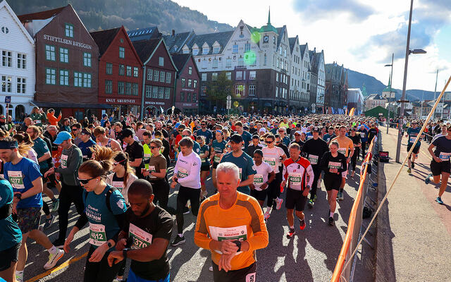 Folksomt: De aller fleste valgte å løpe halvmaraton, da fikk man kjenne på runden gjennom hele byen og halve Sandviken, uten å måtte ta den to ganger.