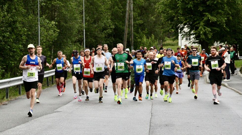 Alle distansene startet oppe i bakken ved Idrettshallen. Her har akkurat 82 maratonløpere startet i nedoverbakke