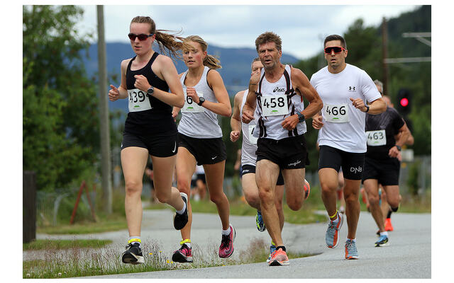 Inger Russnes foran Ingeborg Skrindo. I mål var rekkefølgen motsatt. Rett bak (458) er løpets grunnlegger Tore Bjerkrheim. Her etter ca. 1,5 km. (Foto: Øyvind A. Brusletten)