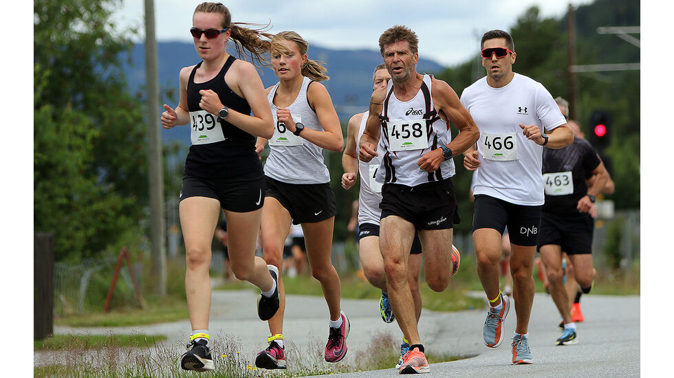 Inger Russnes foran Ingeborg Skrindo. I mål var rekkefølgen motsatt. Rett bak (458) er løpets grunnlegger Tore Bjerkrheim. Her etter ca. 1,5 km. (Foto: Øyvind A. Brusletten)