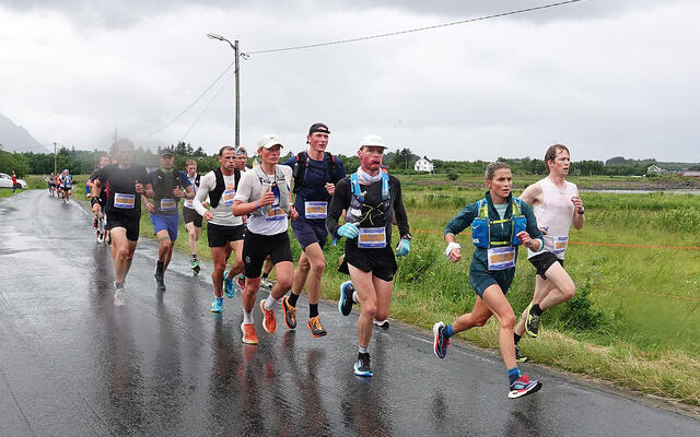 Therese Johaug (fremst i dette feltet) gjentok bragden fra to år siden og vant 32 km i Lofoten Skyrace. (Foto: Nok Sandholm / løpets facebookside)