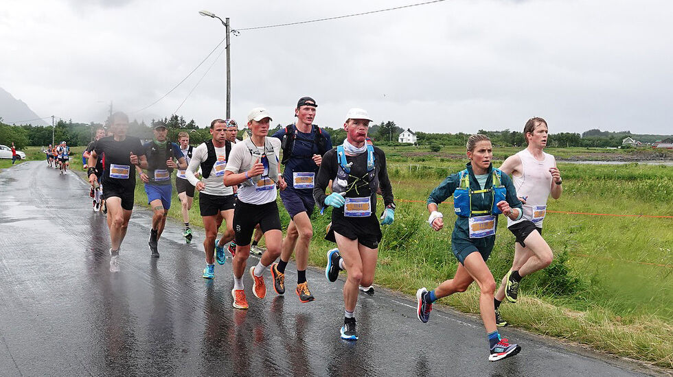 Therese Johaug (fremst i dette feltet) gjentok bragden fra to år siden og vant 32 km i Lofoten Skyrace. (Foto: Nok Sandholm / fra løpets facebookside)