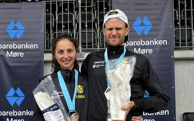 Francesca Bajada og Are Fetveit vant halvmaratondistansen i Kristiansund Havmaraton. (Foto fra arrangørens facebookside)