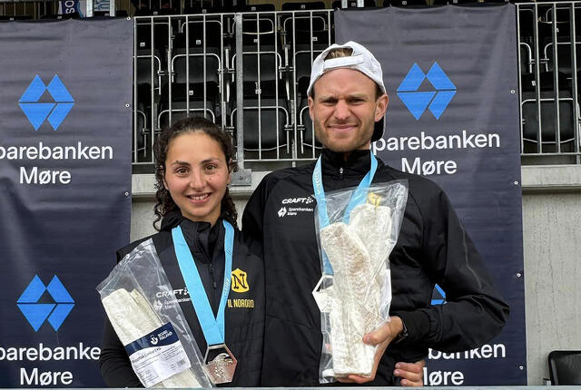 Francesca Bajada og Are Fetveit vant halvmaratondistansen i Kristiansund Havmaraton. (Foto fra arrangørens facebookside)