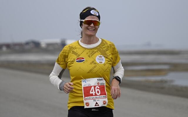 Elisabeth Hæve i aksjon i Spitsbergen Marathon i år. (Foto: Jon Anders Dalan/Spitsbergen Marathon)