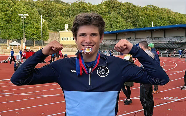 Det stod to gull på menyen for 14 år gamle Karl Oraug Rygh under Värdsungdomsspelen i Gøteborg. Norske løpere stod for mange gode prestasjoner. (Foto: Privat)