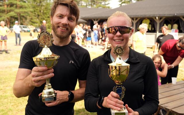Vinnerne av årets Risberget Rundt, Ida Skolegården og Tom Erik Karlsen. (Foto: Knut Øsmundset)