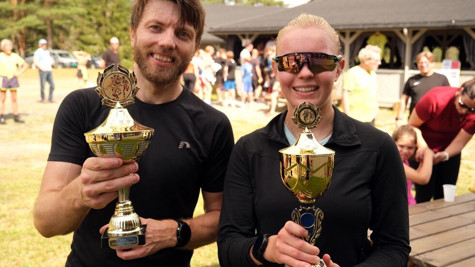 Vinnerne av årets Risberget Rundt, Ida Skolegården og Tom Erik Karlsen. (Foto: Knut Øsmundset)