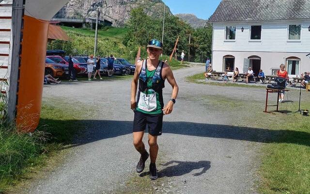 Lars Øverbø var førstemann til målet på Hyllset gard for tredje gang i Sunnfjord Ultra. (Foto: Heidi Lyngstad)