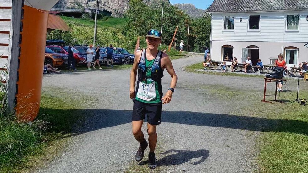 Lars Øverbø var førstemann til målet på Hyllset gard for tredje gang i Sunnfjord Ultra. (Foto: Heidi Lyngstad)