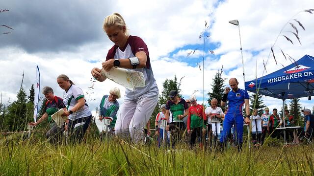 Marion Huber Kaas ut fra start i finværet  i Åstadalen lørdag. (Foto: Stein Arne Negård)