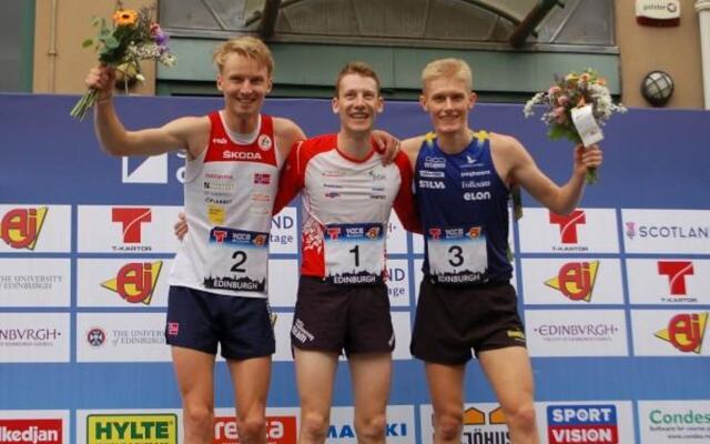 Jørgen Baklid (til venstre) på pallen sammen med vineren Riccardo Rancan og Jonatan Gustafsson. (Foto: Norsk Orientering)