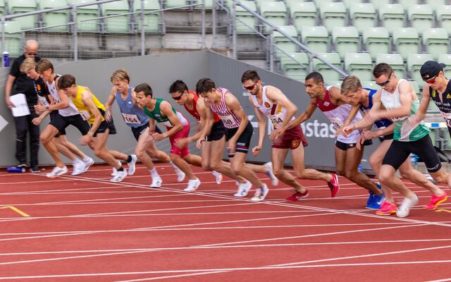 Fra starten for det sterkeste heatet på 1500 m (Foto: Samuel Hafsahl)