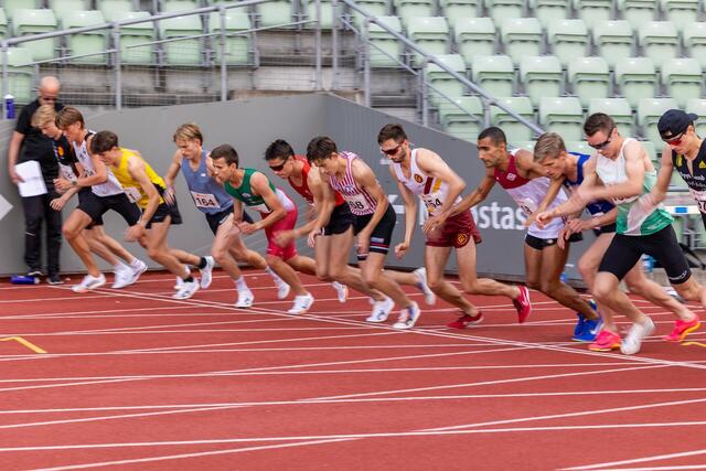 Fra starten for det sterkeste heatet på 1500m (Foto: Samuel Hafsahl)