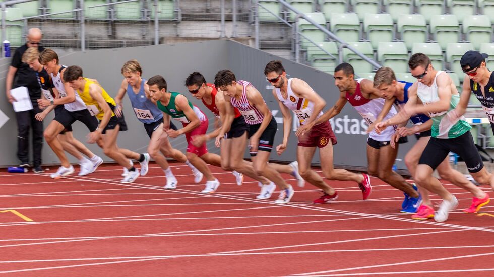 Fra starten for det sterkeste heatet på 1500 m (Foto: Samuel Hafsahl)
