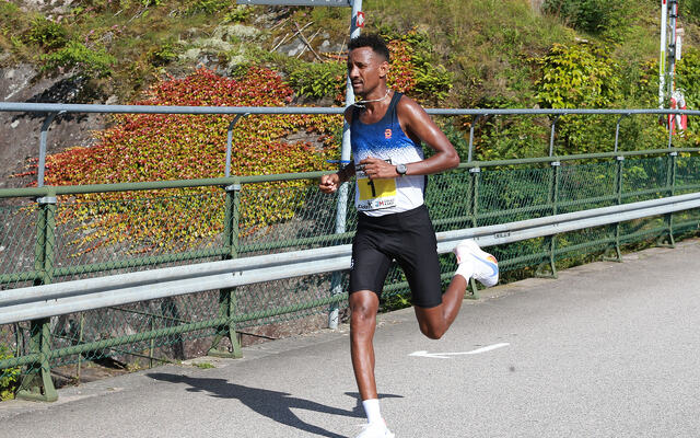 Senay Fissehatsion med 350 meter igjen til mål og seiersbonus på 8000 SEK. (Foto: Kjall Vigestad)