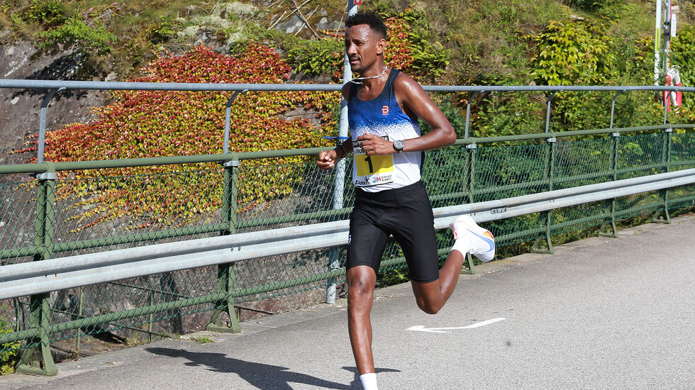 Senay Fissehatsion med 350 meter igjen til mål og seiersbonus på 8000 SEK. (Foto: Kjall Vigestad)
