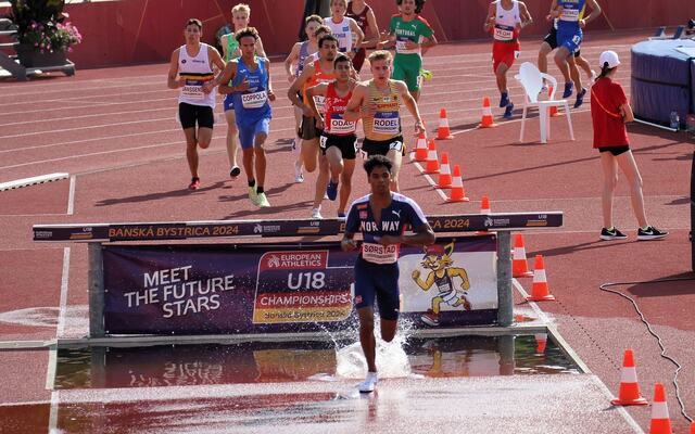 Haakon Sørstad kom til finalen på 2000 meter hinder selv om han i forkant hadde blant de svakeste tidene. Han vant forsøket som bildet er fra, og et uhell i finalen fratok han trolig pers og en bedre plassering. (Foto: Privat)
