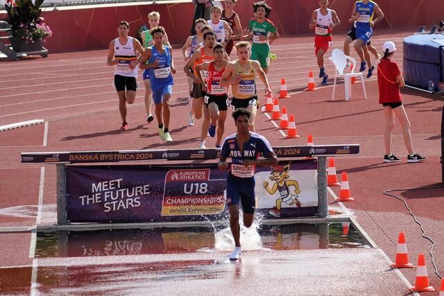 Haakon Sørstad kom til finalen på 2000 meter hinder selv om han i forkant hadde blant de svakeste tidene. Han vant forsøket som bildet er fra, og et uhell i finalen fratok han trolig pers og en bedre plassering. (Foto: Privat)