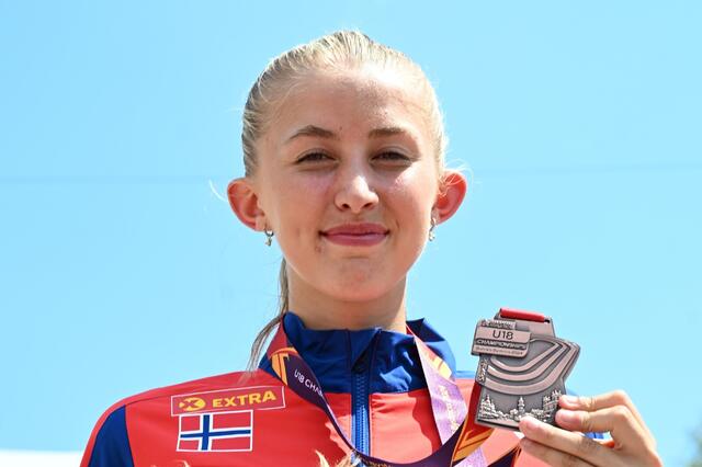 Ullensaker/Kisa ILs Wilma Anna Bekkemoen Torbiørnsson med bronsemedaljen etter 1500 meteren. (Foto: Vestpress)