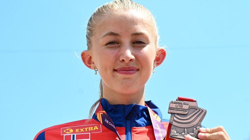 Ullensaker/Kisa ILs Wilma Anna Bekkemoen Torbiørnsson med bronsemedaljen etter 1500 meteren. (Foto: Vestpress)