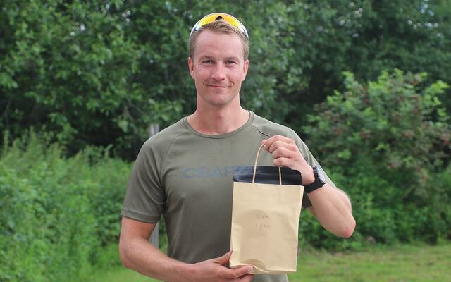 Runar Helland med vinnerbonus og kaffe etter søndagens løp i Løten. (Foto: Rolf Bakken)