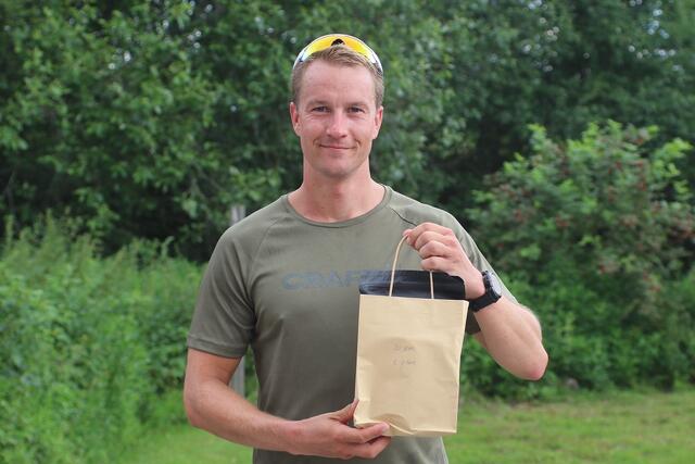 Runar Helland med vinnerbonus og kaffe etter søndagens løp i Løten. (Foto: Rolf Bakken) Runar Helland med vinnerbonus og kaffe etter søndagens løp i Løten. (Foto: Rolf Bakken)